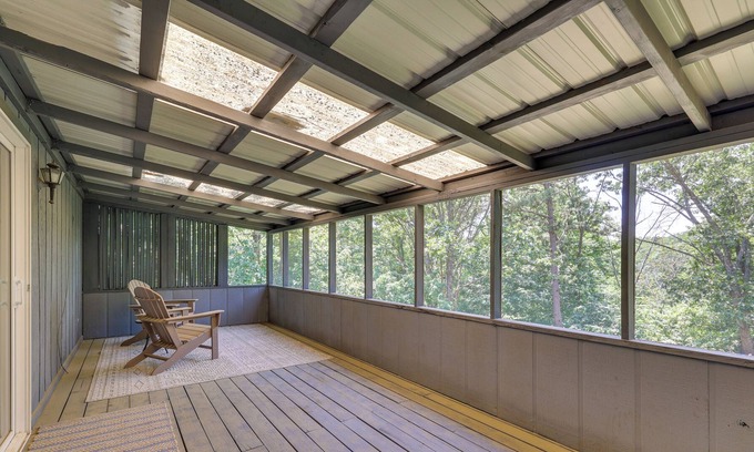 Prairie Creek House | Rogers Home w/ Screened Deck, 2 Mi to Lake!