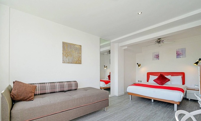 Courtfield Apartment | Roland House - Deluxe Studio