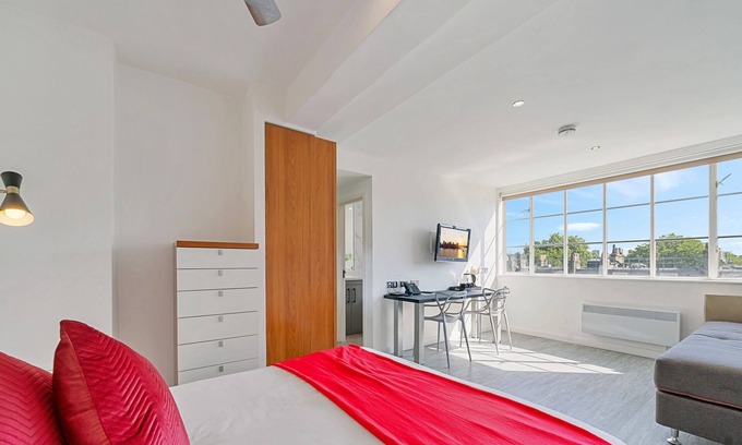 Courtfield Apartment | Roland House - Deluxe Studio B