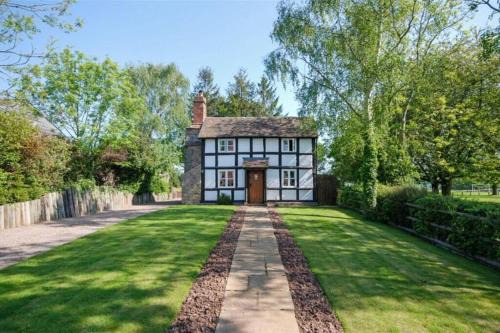 Whitbourne House | Rolling Hills and Woodland Views!-2 bed cottage with dog walking trails and local pub on your doorstep! Popular walking trails nearby-Malvern Hills and the Brockhampton Estate- Peaceful village on the border of Hereford and Worcester