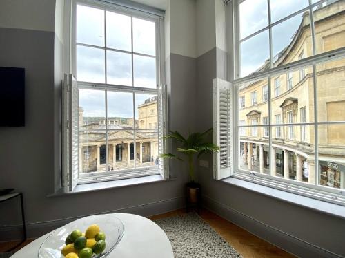 Bath City Centre Apartment | Roman Bath View, Bath Keys