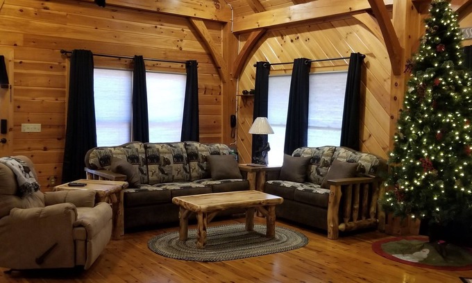 Townsend Cabin | Romans 15:13-WEARSVALLEY~10 mil heart Pig Forge, Hotub, gas grill-NO EXTRA FEES