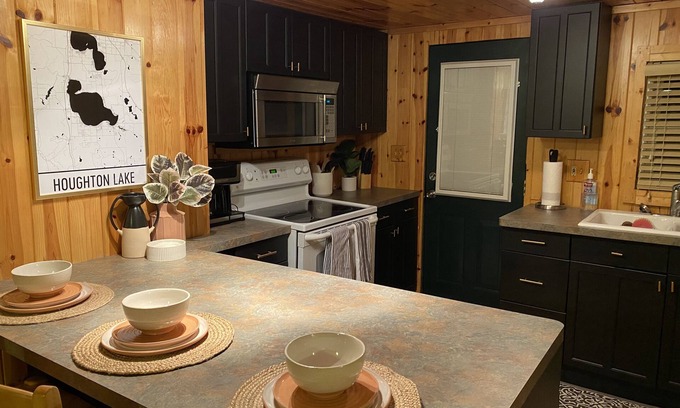 Houghton Lake Cottage | Romanski Retreat | Beautiful Lake View Getaway!