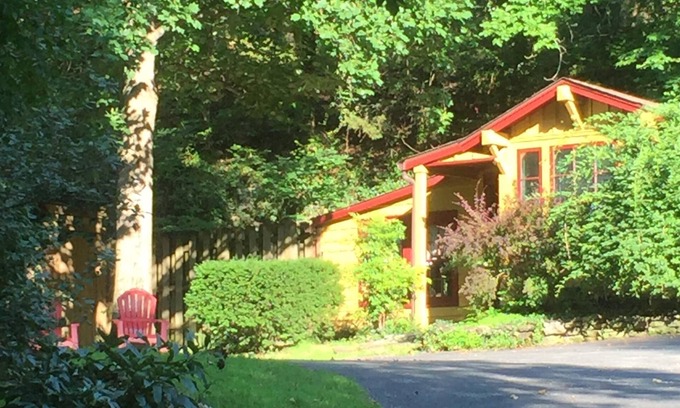 Eureka Springs Historic District Cottage | Romantic, 1 bedroom cottage walking distance to downtown, pet friendly, private.