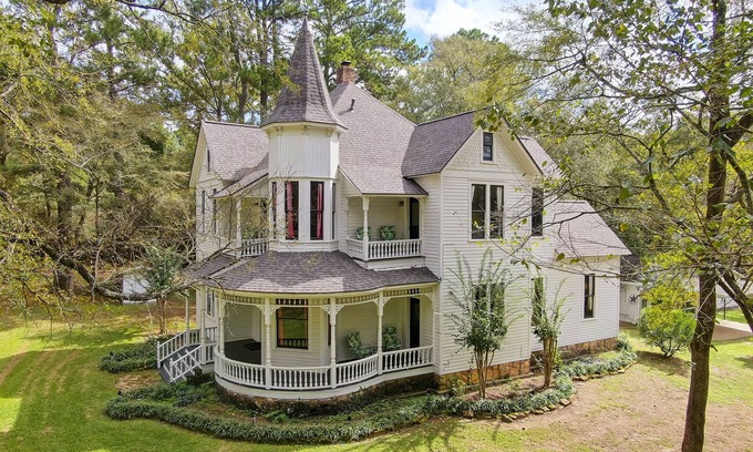 Waller House | Romantic 1901 Victorian Home on seven wooded acres
