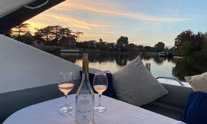 Wraysbury Apartment | Romantic 3Beds Yacht Escape on Thames