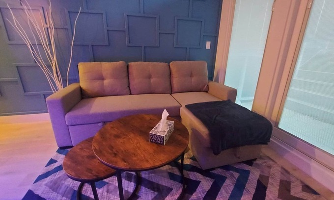 Windsor House | Romantic and Chic 1 Bedroom Suite in the Heart of DT
