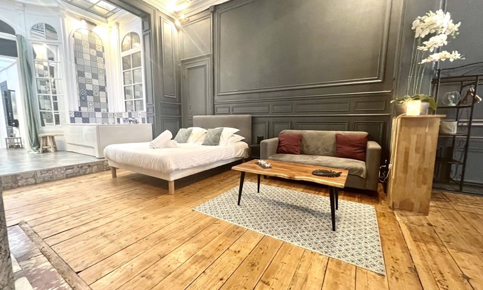 Calais Apartment | Romantic apartment with jacuzzi