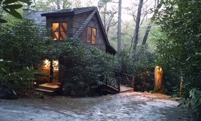Cashiers Cabin | Romantic, bark covered cottage-close to town, book a summer stay now!🌲🍷🌲