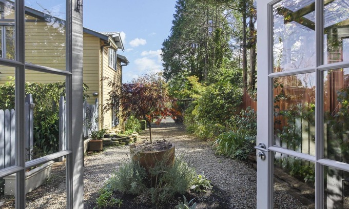 Leura Cottage | Romantic Bloom Cottage 300m to Mall with wood fire SPECIAL midweek rates apply