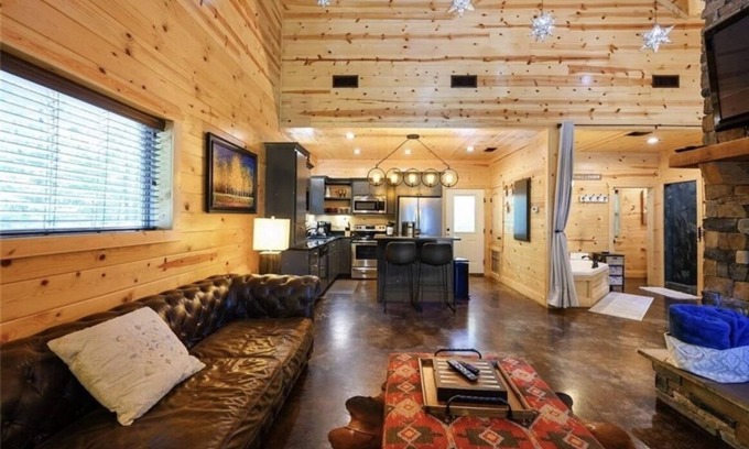 Broken Bow Cabin | Romantic Broken Bow Hideaway w/BBQ-Hot Tub-Fire Pit