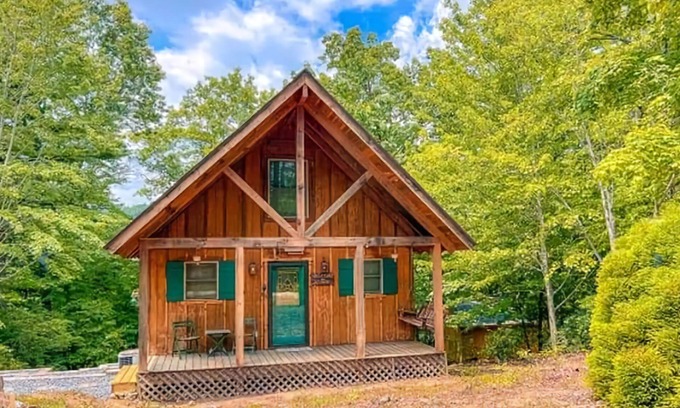 Purlear Cabin | Romantic Cabin Getaway, WIFI, hiking trails waterfalls,and Hot Tub