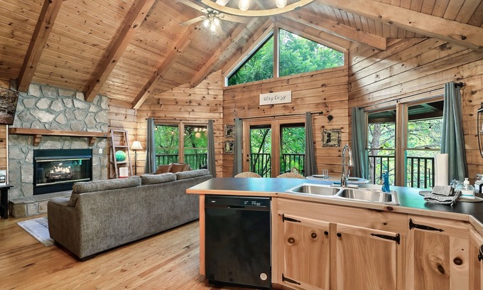 Sevierville Cabin | Romantic cabin in the woods with private hot tub and WiFi