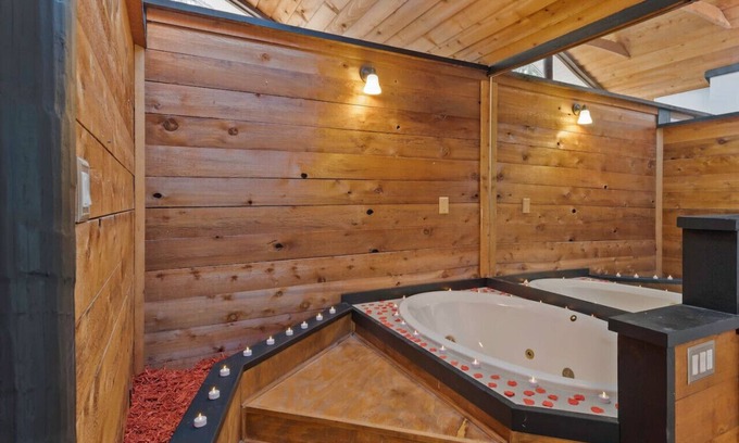 Kissimmee Apartment | Romantic Cabin w/Balcony + Tub + Hammock + Grill
