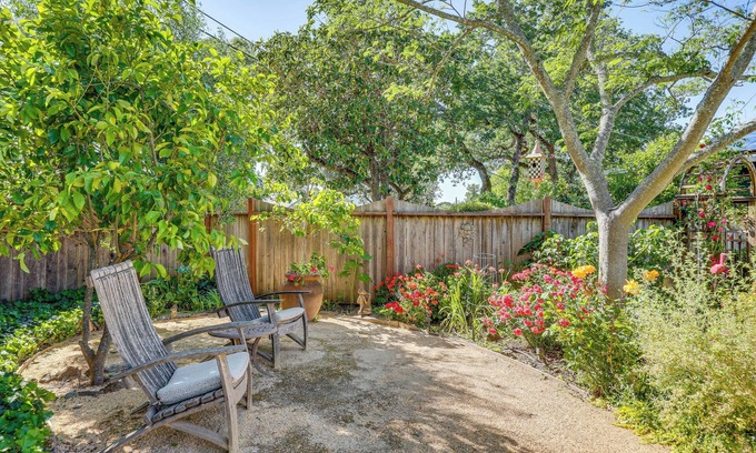 Fetters Hot Springs-Agua Caliente Cottage | Romantic Casita w/Garden + Deck 2 Miles to Plaza!