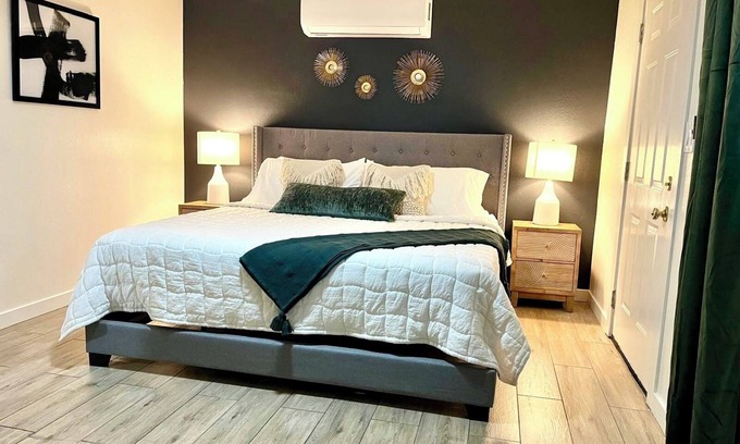 North Mountain Apartment | Romantic & Comfy Oasis: King Bed ~ Patio ~ Guesthouse