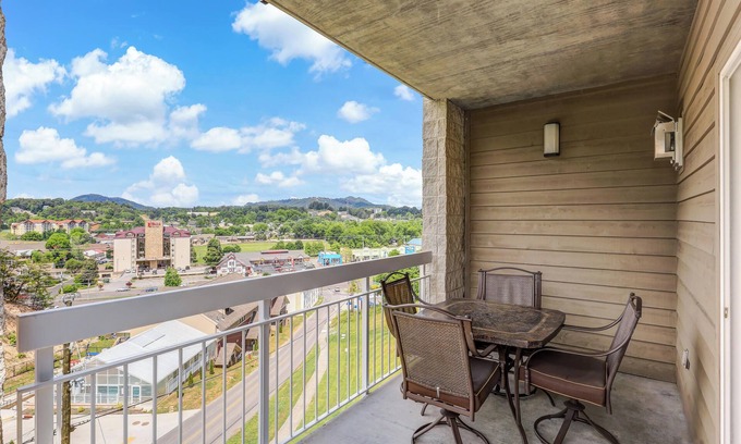 Pigeon Forge Condo | Romantic Condo, Perfect for a Couple’s Getaway! Featuring Resort Amenities + Gre