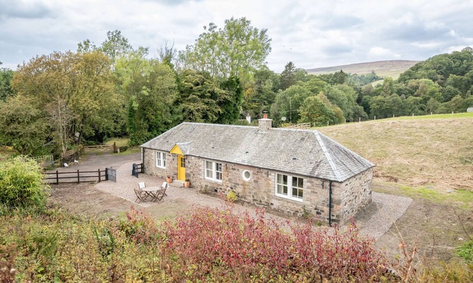 Monzie Cottage | Romantic cottage for two in Outlander location with historic castle tour