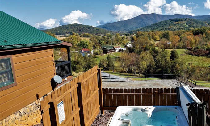 Stanley Cabin | ROMANTIC Couples Log Cabin #9 Escape Hot Tub Fireplace Mountain Views LURAY