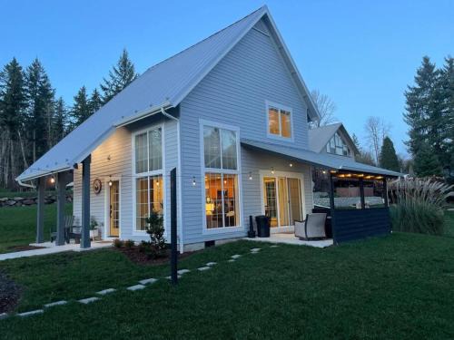 Silver Creek House | Romantic Cozy Cabin Walk to lake Hot tub Bikes Kayaks Grill