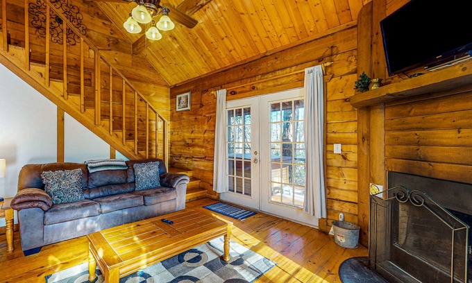 Sautee Nacoochee Cabin | Romantic & Dog-Friendly Log Cabin in the Woods with Private Hot Tub