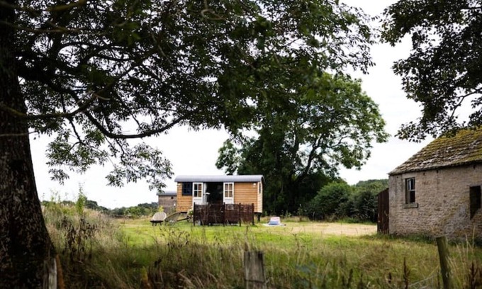 Mickleton Cabin | Romantic Escape with Hot Tub, Barnard Castle