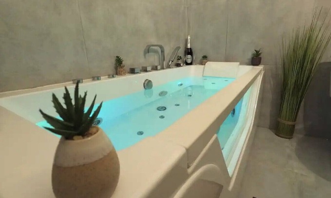 Avignon Apartment | Romantic escape in Avignon with jacuzzi