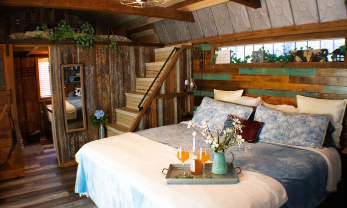 Anderson Cottage | Romantic Farm Stay | KING Bed, HOT TUB, Fire Pit, Porch Bed Swing *Rustic Retro*