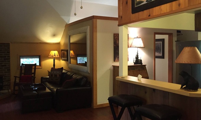 Mid-Hillside House | Romantic Getaway, Family Friendly