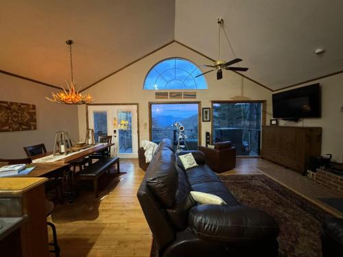 Roseland House | Romantic Getaway or Family Vacay with Mountain Views