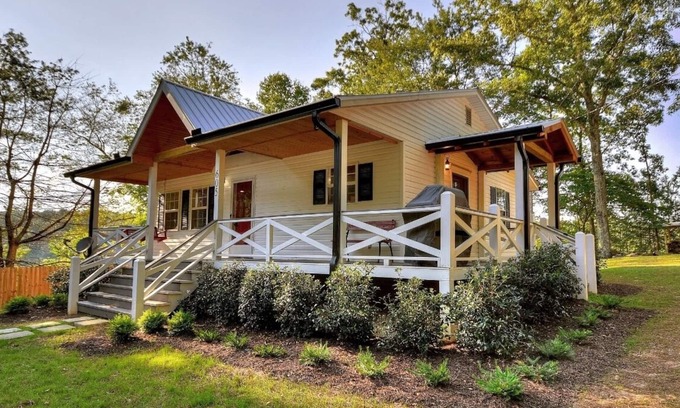 Blue Ridge Cabin | Romantic getaway! private New HotTub,putting green,sauna,KING bed,1min from town
