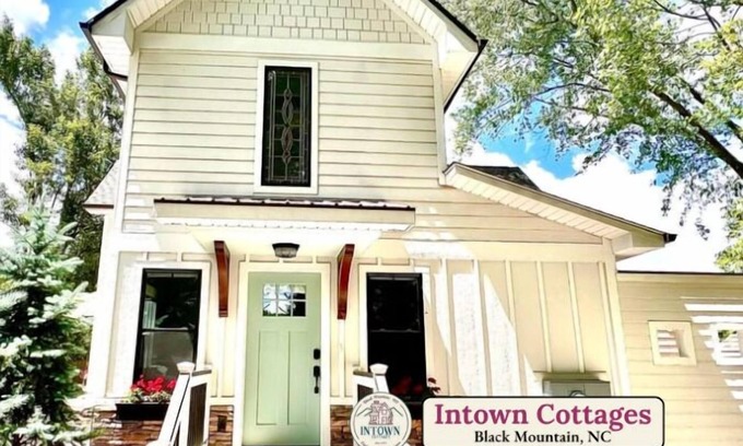 Black Mountain House | Romantic Hideaway w/Private HT, King Ste~DT Charm