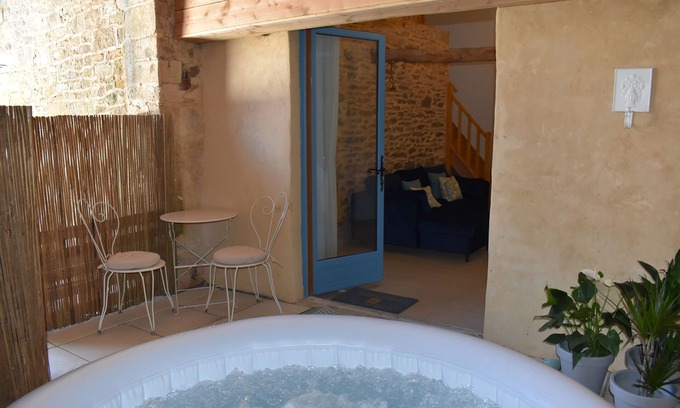Marquay Cottage | Romantic holiday home, with hot tub, near Sarlat.