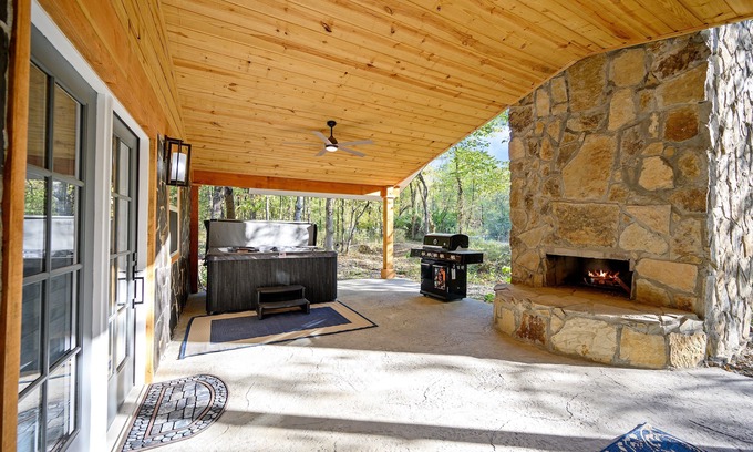 Broken Bow Cabin | Romantic honeymoon cabin with hot tub!