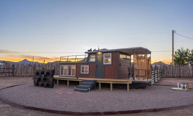 Alpine Boat Rental | Romantic Houseboat with out of this World Star Gazing