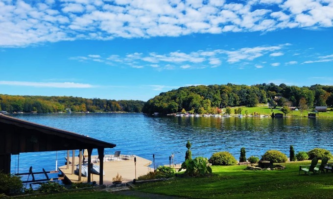 Indian Lake Ski Chalet | Romantic lakefront chalet w/hot tub