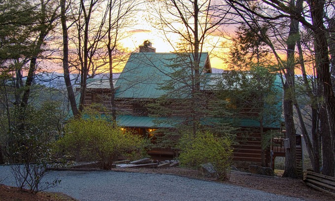 Ferguson Cabin | Romantic Leatherwood Mtn Log Home 19.3 acres/Panoramic View/Near Boone