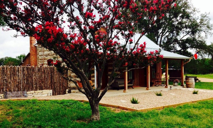 Fredericksburg Cabin | Romantic Luxury Log Cabin- Guest House *Wine and Hot Tub for 2