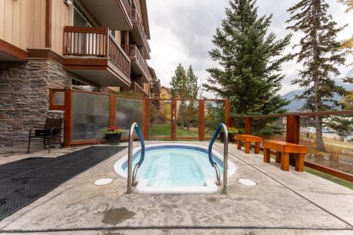 Canmore Apartment | Romantic Mountain Escape - Hot Tubs & Private Balcony! managed by Little Sister Getaways