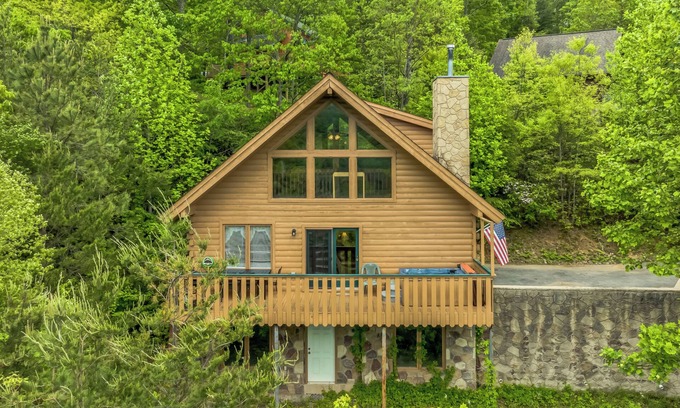 Gatlinburg - Pigeon Forge Cabin | Romantic Mountain Retreat for Couples or Honeymooners