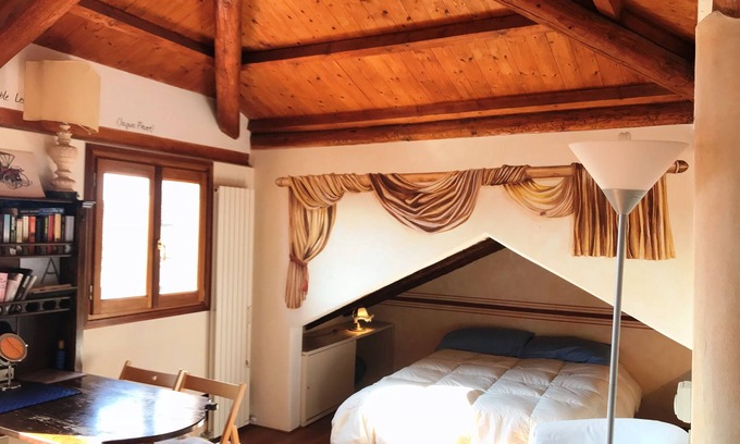 Cannaregio Apartment | Romantic "on the roof", view of a little canale