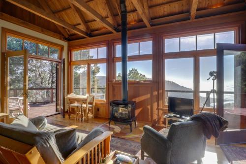 Albion House | Romantic Ridgetop Escape with Hot Tub Near Mendocino