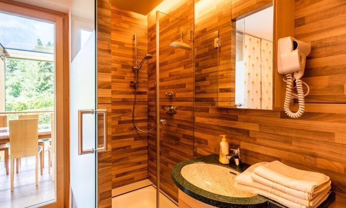 Fuschl am See Bed & Breakfast | Romantic room "Pear" with winter garden access - Haus Bergblick
