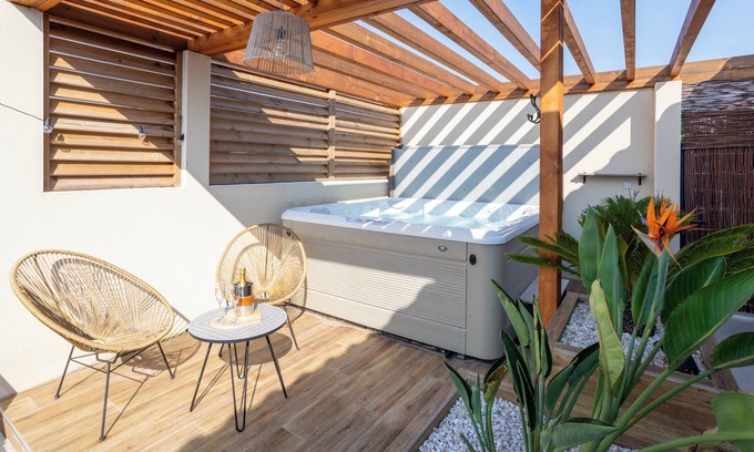 Le Somail House | Romantic suite with private jacuzzi - reversible air conditioning - near Canal du Midi