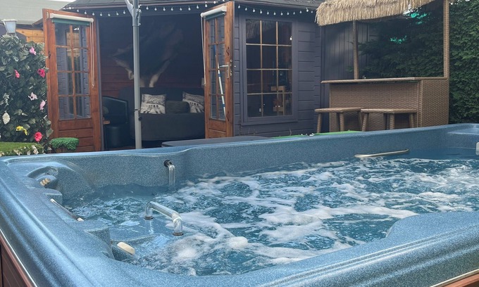 Eastleigh Cabin | Romantic Swiss Cabin Hideaway & Hot Tub Spa Pool