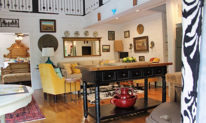 Mentone House | Romantic Tranquil Riverfront Cottage Rushing Crystal Clear Water Best Raten