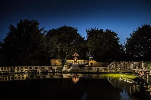 Camborne House | Romantic Treehouse with Hot Tub & BBQ Lodge