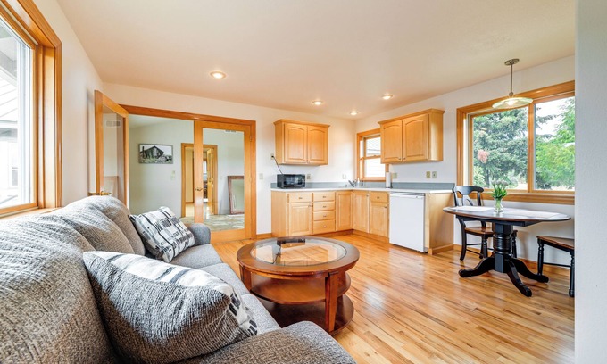Oakland House | Romantic Vineyard Getaway in Oakland: Mtn Views!