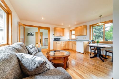 Oakland House | Romantic Vineyard Getaway in Oakland Mtn Views!