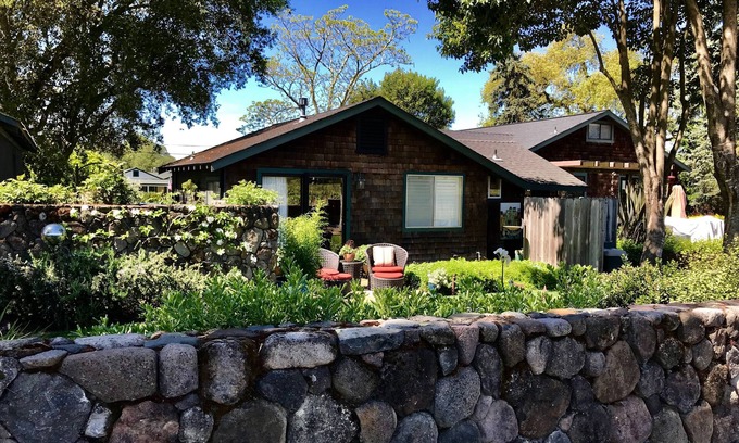 Napa House | Romantic Vineyard View Cottage